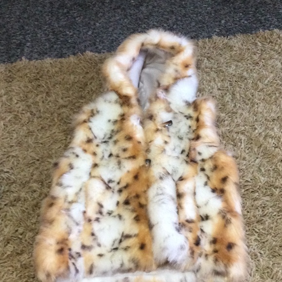Faux fur hoodie vest  size Medium. 3 button close.   Leopard/ Tiger print - Picture 2 of 4
